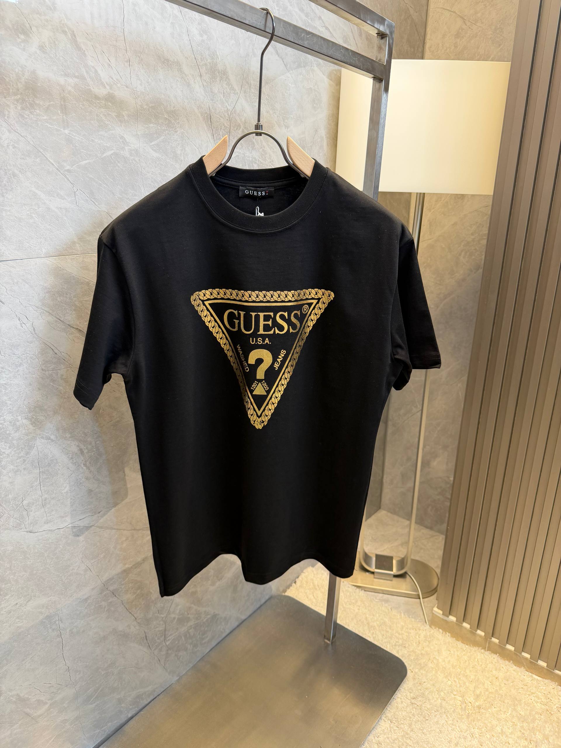 GUESS TSHIRT